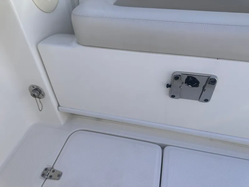 Slide: The Image of Boston Whaler 320 VANTAGE 2022 - 45