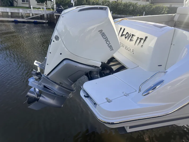Slide: The Image of Boston Whaler 320 VANTAGE 2022 - 46