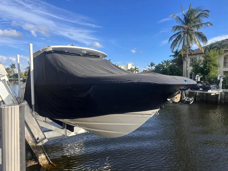 Slide: The Image of Boston Whaler 320 VANTAGE 2022 - 47