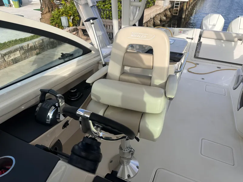Slide: The Image of Boston Whaler 320 VANTAGE 2022 - 5
