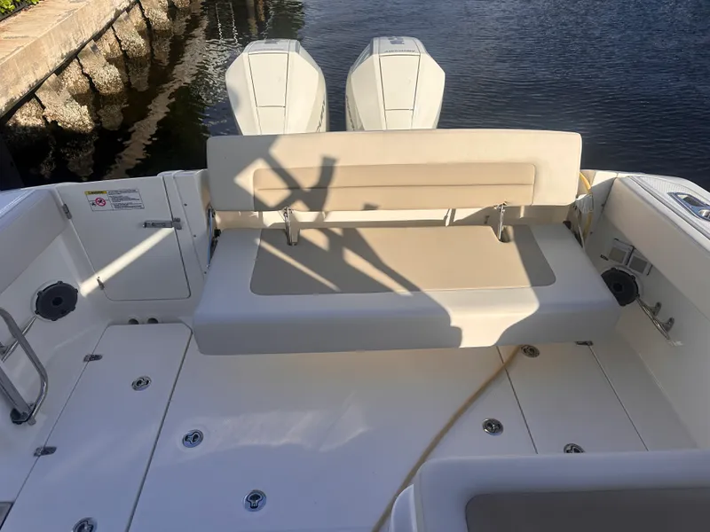 Slide: The Image of Boston Whaler 320 VANTAGE 2022 - 6