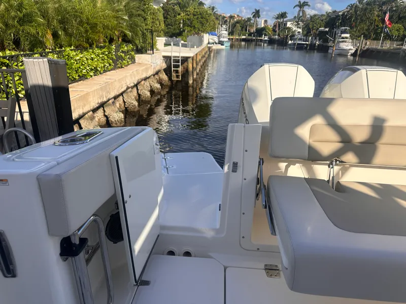 Slide: The Image of Boston Whaler 320 VANTAGE 2022 - 7
