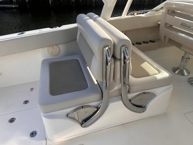 Slide: The Image of Boston Whaler 320 VANTAGE 2022 - 8
