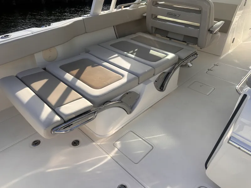 Slide: The Image of Boston Whaler 320 VANTAGE 2022 - 9