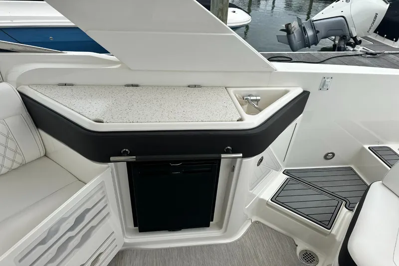 Slide: The Image of Sea Ray 310 SLX 2019 - 9