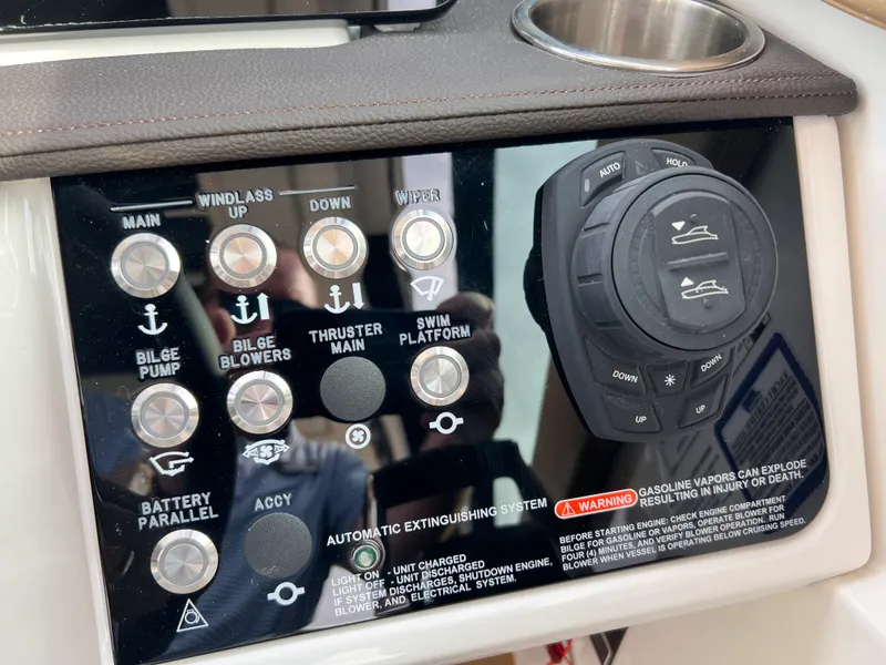 Slide: The Image of Sea Ray Sundancer 320 2026 - 11