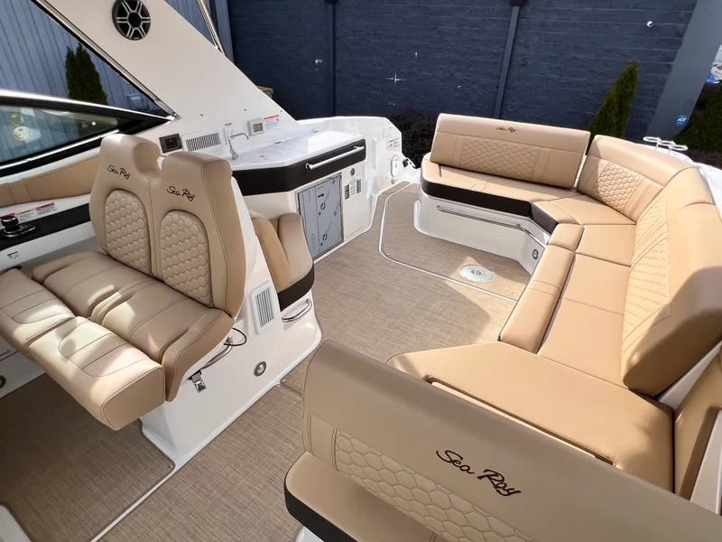 Slide: The Image of Sea Ray Sundancer 320 2026 - 14