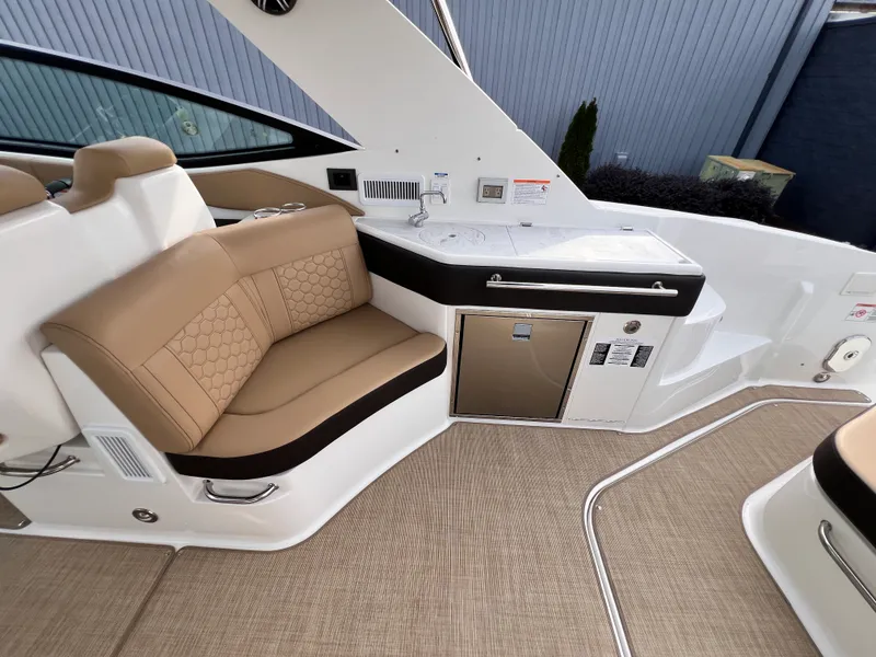 Slide: The Image of Sea Ray Sundancer 320 2026 - 18