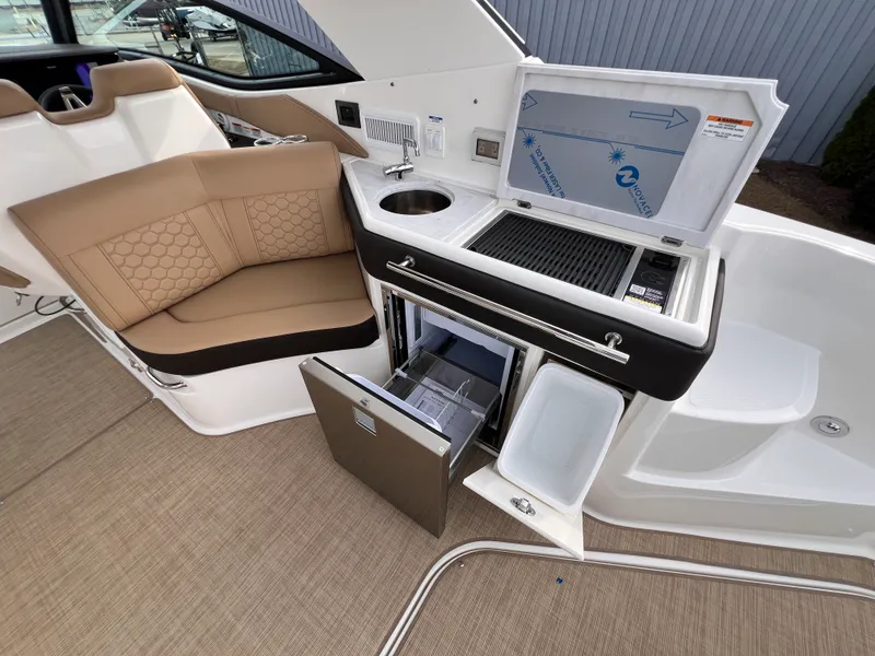 Slide: The Image of Sea Ray Sundancer 320 2026 - 19