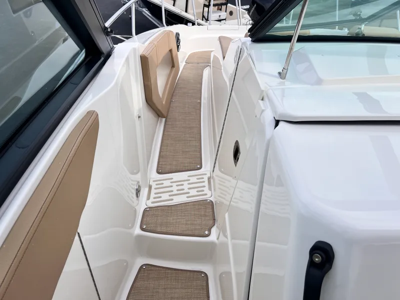 Slide: The Image of Sea Ray Sundancer 320 2026 - 26