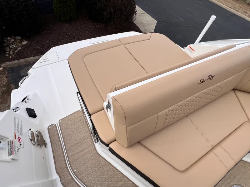 Slide: The Image of Sea Ray Sundancer 320 2026 - 43