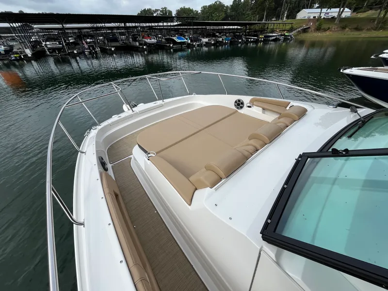 Slide: The Image of Sea Ray Sundancer 320 2026 - 14