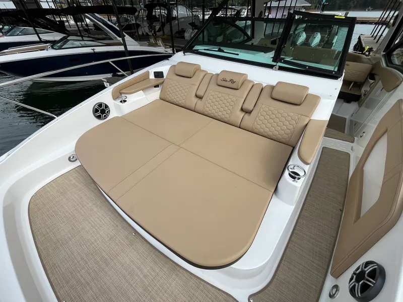 Slide: The Image of Sea Ray Sundancer 320 2026 - 15