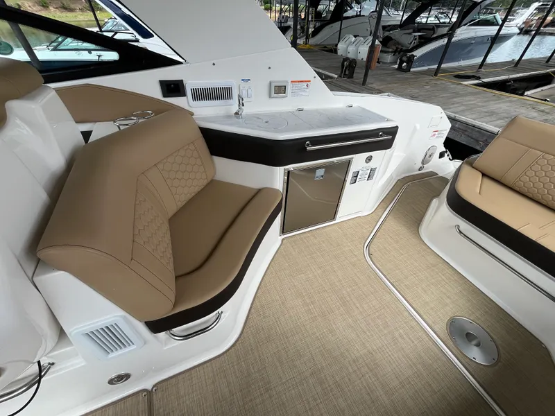 Slide: The Image of Sea Ray Sundancer 320 2026 - 8