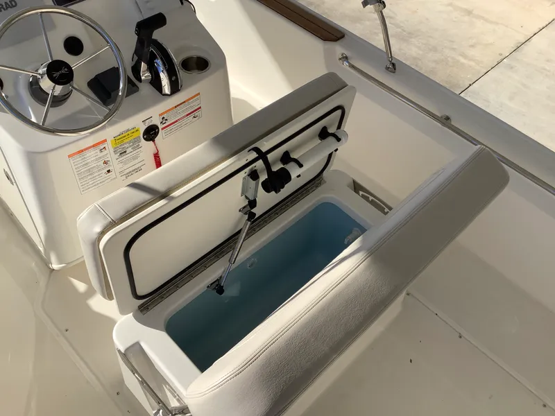 Slide: The Image of Boston Whaler 170 Montauk 2026 - 10