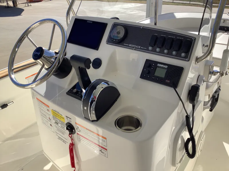 Slide: The Image of Boston Whaler 170 Montauk 2026 - 13