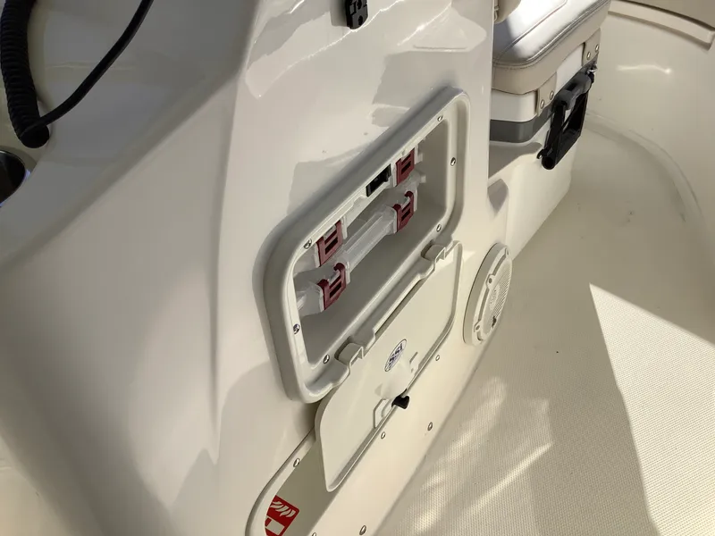 Slide: The Image of Boston Whaler 170 Montauk 2026 - 18