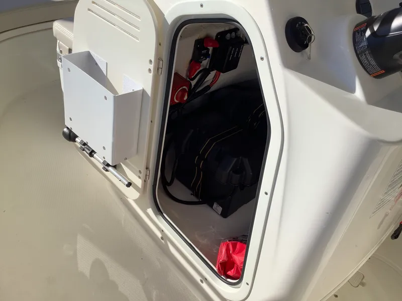 Slide: The Image of Boston Whaler 170 Montauk 2026 - 19