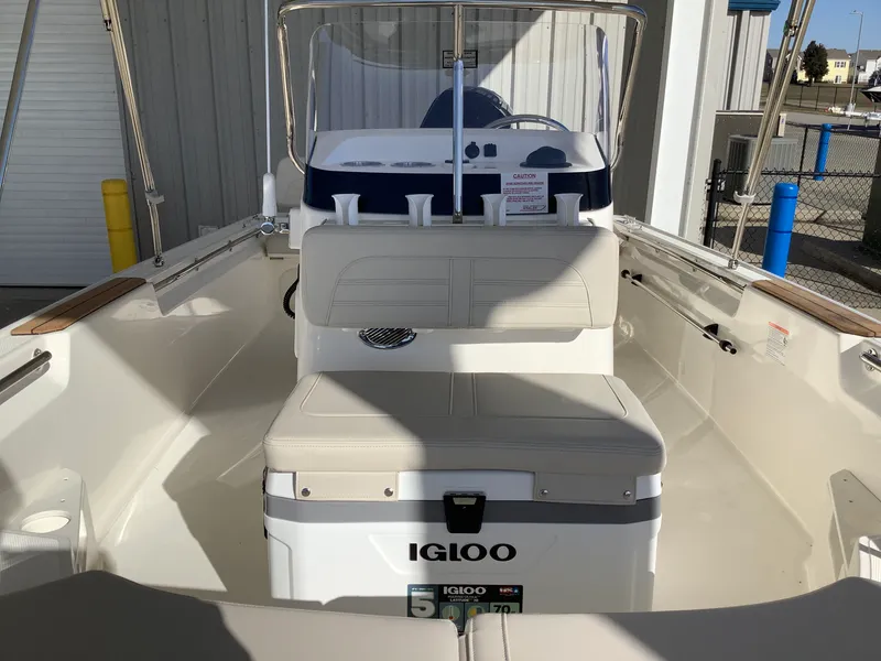 Slide: The Image of Boston Whaler 170 Montauk 2026 - 22