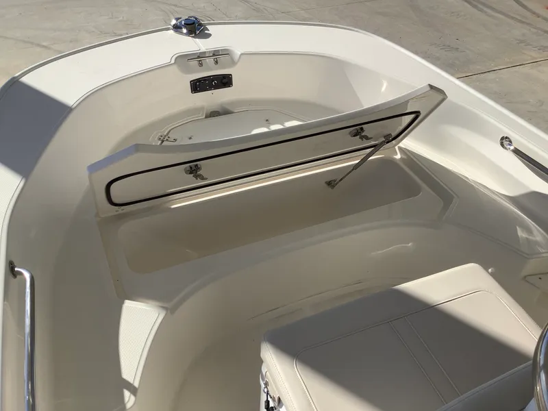 Slide: The Image of Boston Whaler 170 Montauk 2026 - 24
