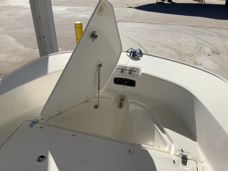 Slide: The Image of Boston Whaler 170 Montauk 2026 - 25