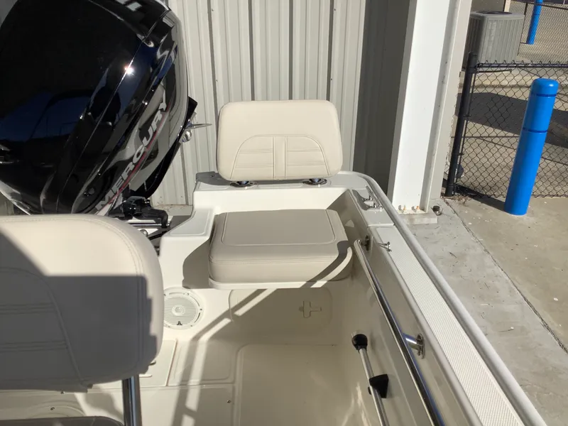 Slide: The Image of Boston Whaler 170 Montauk 2026 - 6