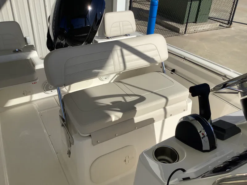Slide: The Image of Boston Whaler 170 Montauk 2026 - 7