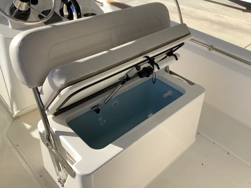 Slide: The Image of Boston Whaler 170 Montauk 2026 - 9