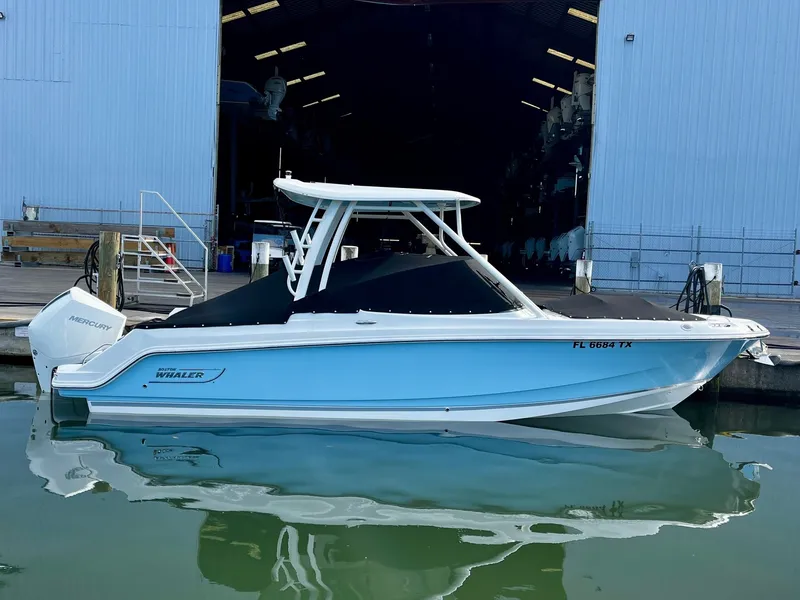 Slide: The Image of Boston Whaler 240 VANTAGE 2025 - 10