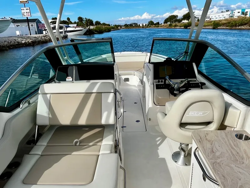 Slide: The Image of Boston Whaler 240 VANTAGE 2025 - 13