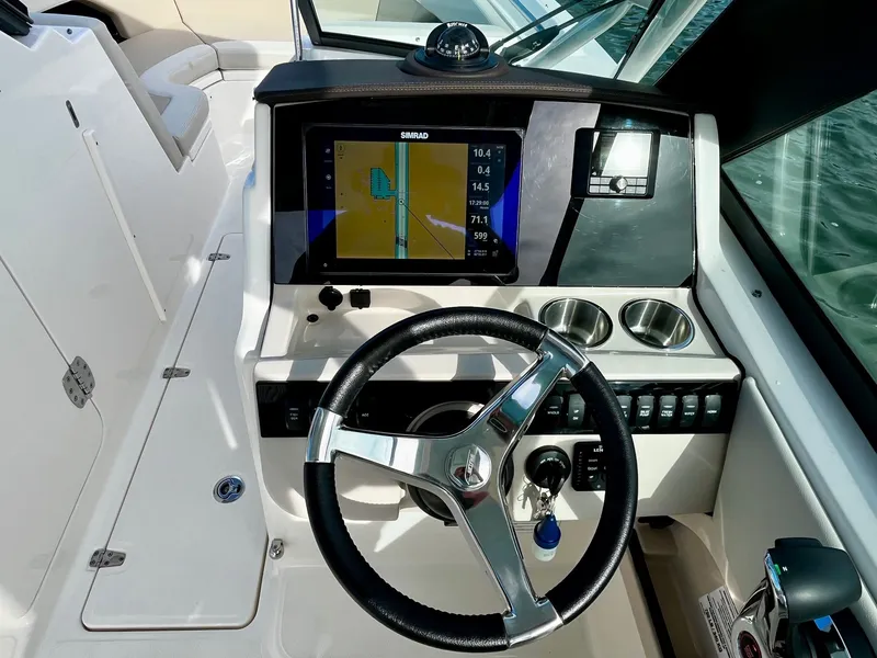 Slide: The Image of Boston Whaler 240 VANTAGE 2025 - 14