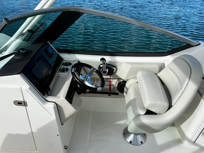 Slide: The Image of Boston Whaler 240 VANTAGE 2025 - 15