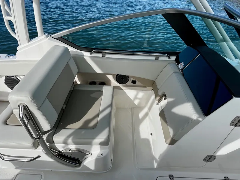 Slide: The Image of Boston Whaler 240 VANTAGE 2025 - 16
