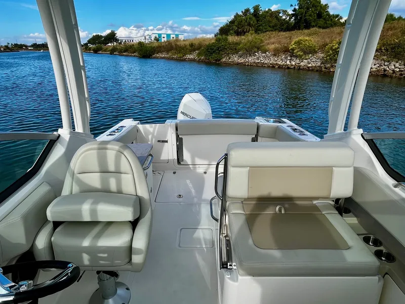 Slide: The Image of Boston Whaler 240 VANTAGE 2025 - 17