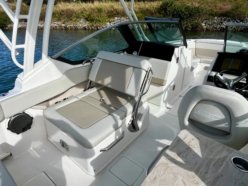 Slide: The Image of Boston Whaler 240 VANTAGE 2025 - 18