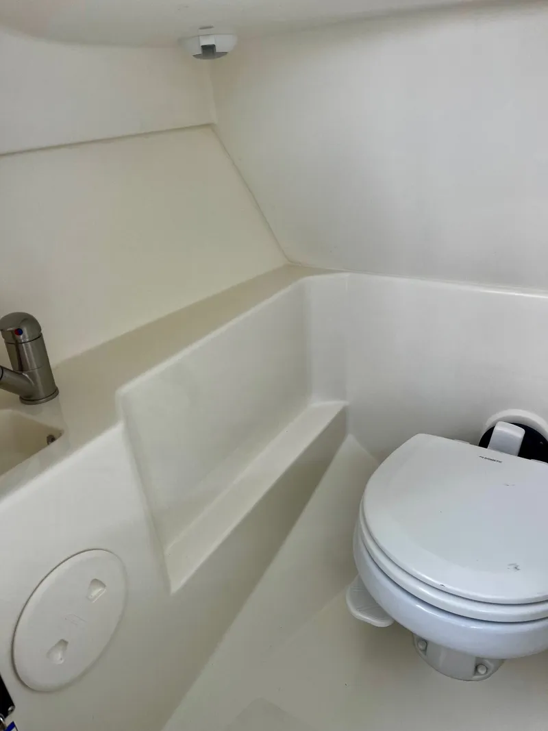 Slide: The Image of Boston Whaler 240 VANTAGE 2025 - 22