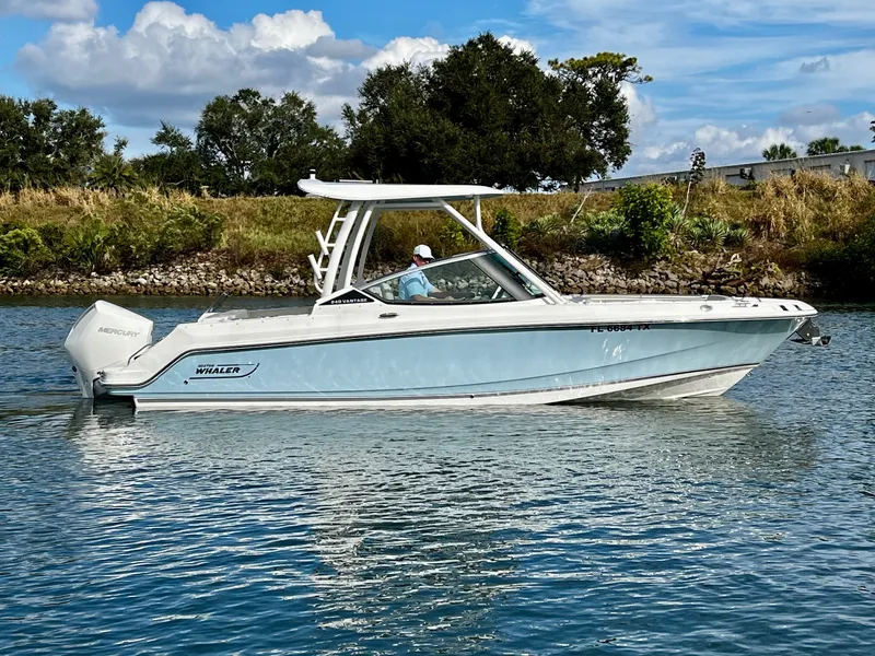 Slide: The Image of Boston Whaler 240 VANTAGE 2025 - 4