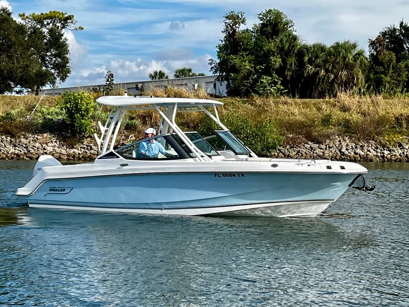 Slide: The Image of Boston Whaler 240 VANTAGE 2025 - 5