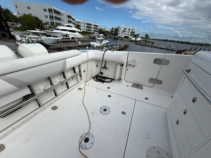 Slide: The Image of Boston Whaler 370 OUTRAGE 2016 - 17