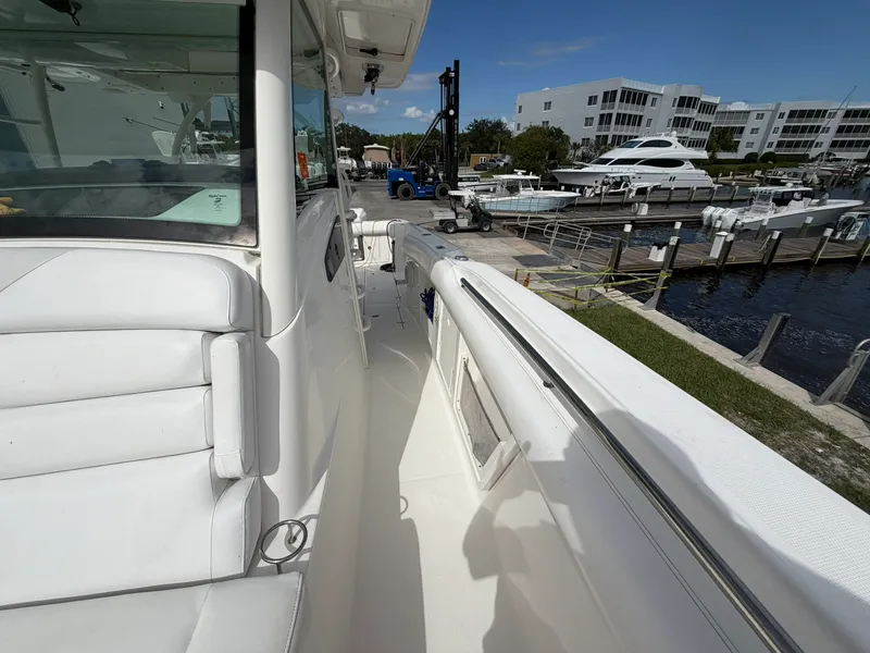 Slide: The Image of Boston Whaler 370 OUTRAGE 2016 - 27