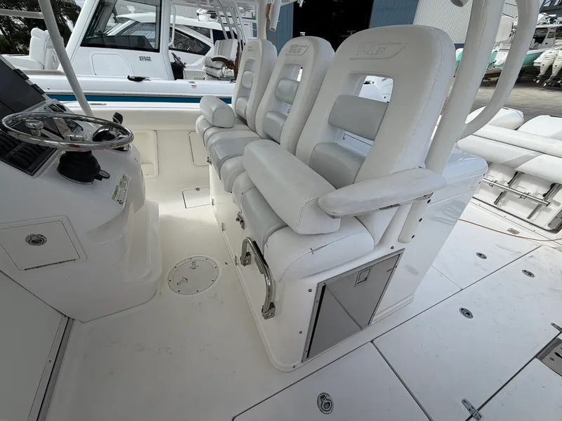 Slide: The Image of Boston Whaler 370 OUTRAGE 2016 - 28