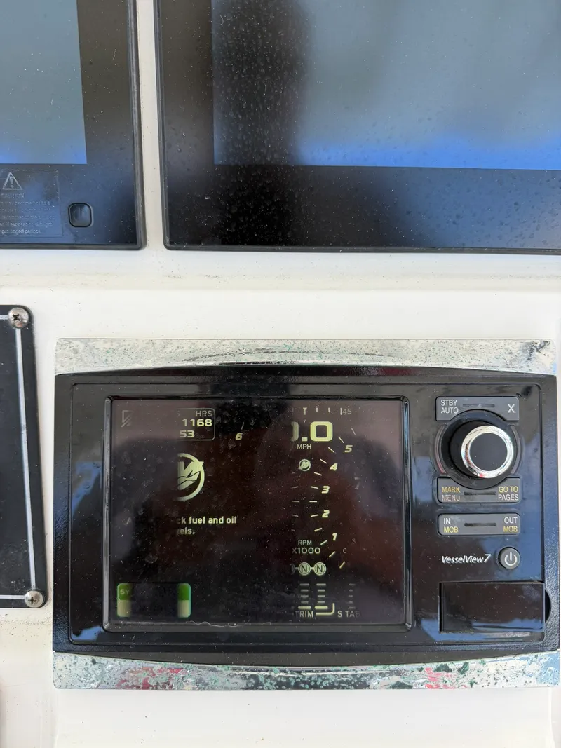 Slide: The Image of Boston Whaler 370 OUTRAGE 2016 - 34