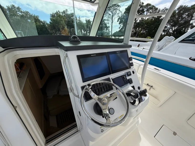 Slide: The Image of Boston Whaler 370 OUTRAGE 2016 - 42