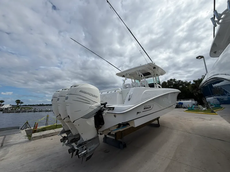 Slide: The Image of Boston Whaler 370 OUTRAGE 2016 - 9