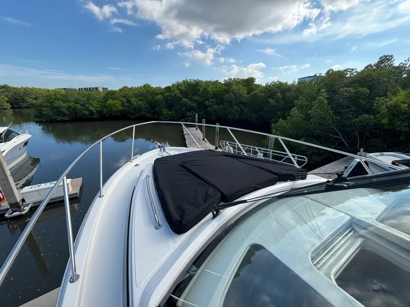 Slide: The Image of Boston Whaler 325 Conquest 2026 - 19