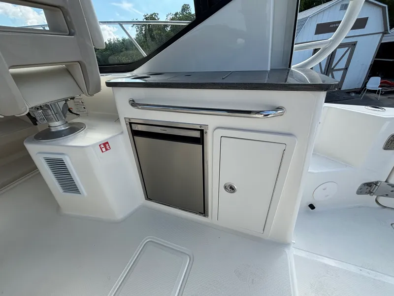 Slide: The Image of Boston Whaler 325 Conquest 2026 - 4