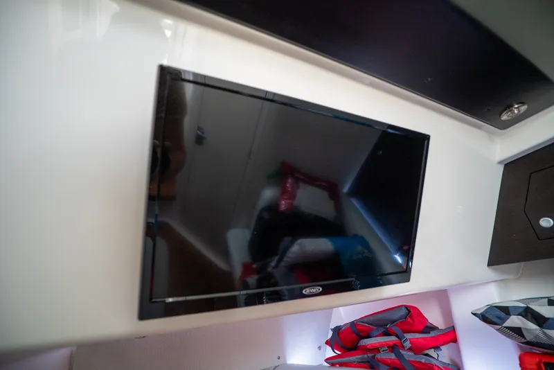 Slide: The Image of Boston Whaler 350 REALM 2025 - 21