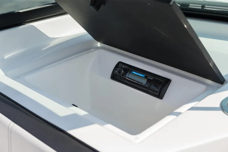 Slide: The Image of Sea Ray 19 SPX 2016 - 10