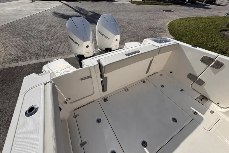 Slide: The Image of Boston Whaler 280 Vantage 2025 - 10