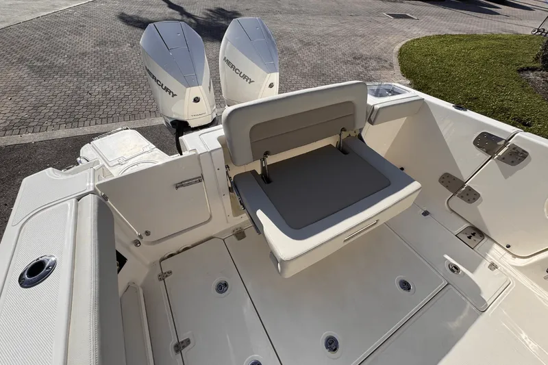 Slide: The Image of Boston Whaler 280 Vantage 2025 - 11